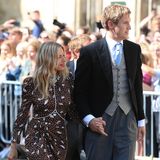 Schauspielerin Sienna Miller zeigt uns, dass dunkelbraun sehr wohl schön sein kann! Das Dress von Alessandra Rich steht der Fashionista einfach hervorragend! Sie erscheint an der Seite ihres Freundes Lucas Zwirner. 