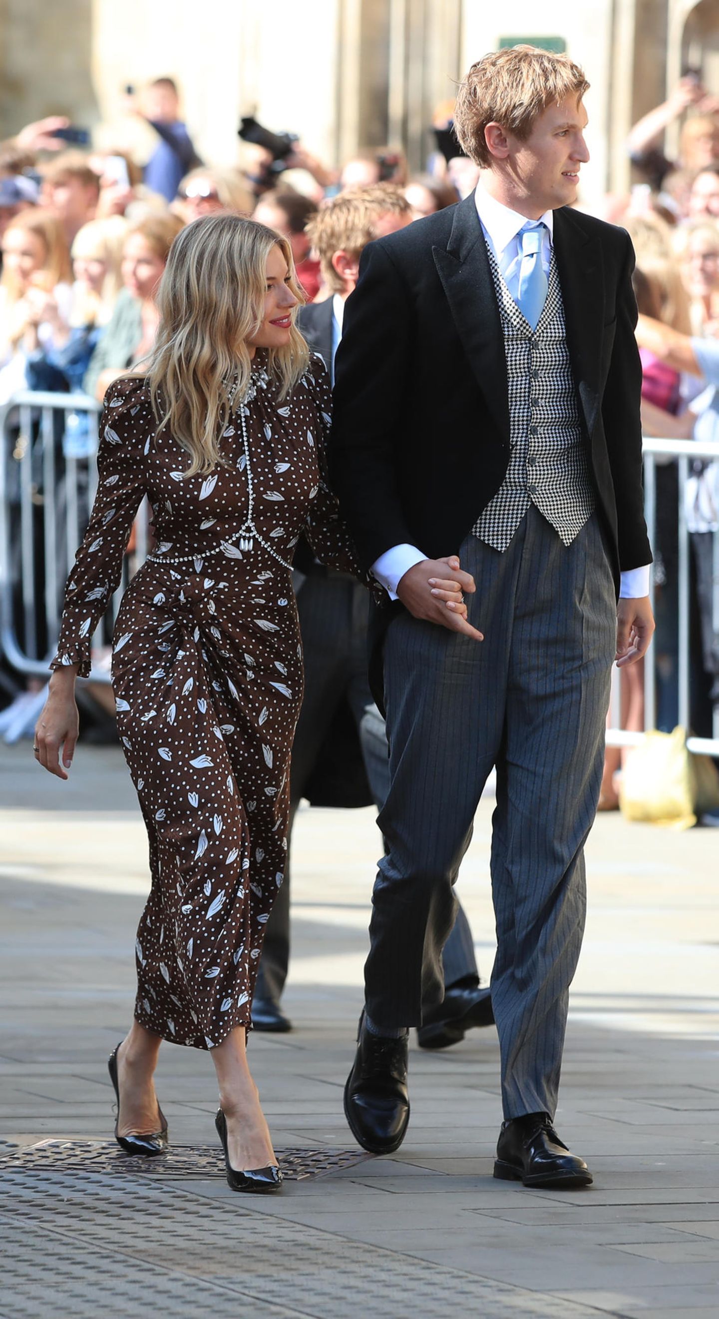 Schauspielerin Sienna Miller zeigt uns, dass dunkelbraun sehr wohl schön sein kann! Das Dress von Alessandra Rich steht der Fashionista einfach hervorragend! Sie erscheint an der Seite ihres Freundes Lucas Zwirner. 