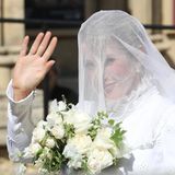 Ellie Goulding heiratet ihren Caspar Jopling in einem hochgeschlossenen Kleid. Das langärmlige Design hat auffällige Stickereien und einen Stehkragen. Wir müssen gestehen: Bei der wilden Pop-Sängerin haben wir ein weniger traditionelles Hochzeitskleid erwartet. 