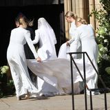 Die Brautjungfern richten die Schleppe von Sängerin Ellie Goulding. In wenigen Sekunden wird sie die Kirche betreten und "Ja" sagen. 