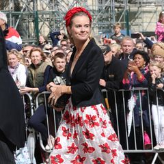 Cressida Bonas kommt in einem sommerlich angehauchten Blumen-Look vor der Kirche in York, wo sich Ellie Goulding und Caspar Jopling das Jawort geben, an.