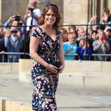 Prinzessin Eugenie mag's floral. Die 29-Jährige kommt in einem eleganten Blumenkleid mit dunkelblauem Unterton, das ihr hervorragend steht.