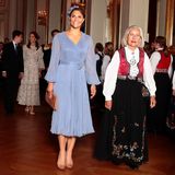 Bei der Konfirmation ihres Patenkindes Prinzessin Ingrid Alexandra von Norwegen zeigte sich Victoria in einem eleganten Dress in zartem Flieder. Mit dem Kleid unterstreicht die hübsche Kronprinzessin ihre Figur perfekt, der halbtransparente Stoff mit Plissees macht sie zum aufregenden Hingucker der Veranstaltung. Ein modisches Accessoire perfektioniert den Style.