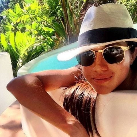 Auf Ibiza zeigt sich Meghan entspannt lässig mit Sonnenbrille und Strohhut aus dem Pool heraus. Ob sie da schon ahnte, dass sie einige Jahre später zusammen mit einem royalen Prinzen und Kind auf die spanische Insel zurückkehren wird? 