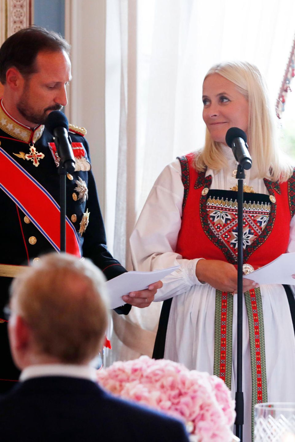 Auf der Konfirmation ihrer Tochter Prinzessin Ingrid Alexandra halten Prinz Haakon und Prinzessin Mette-Marit eine rührende Rede. Auf der Konfirmation ihrer Tochter Prinzessin Ingrid Alexandra halten Prinz Haakon und Prinzessin Mette-Marit eine rührende Rede.