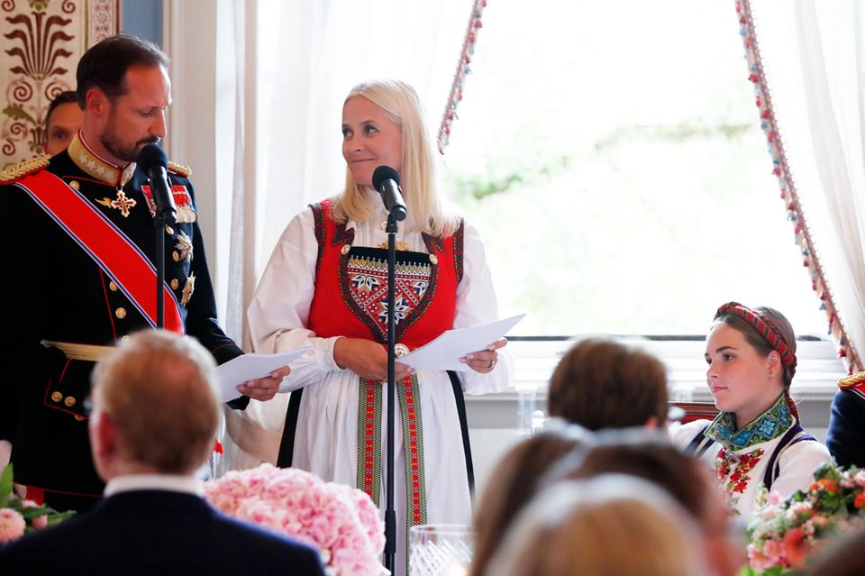 Auf der Konfirmation ihrer Tochter Prinzessin Ingrid Alexandra halten Prinz Haakon und Prinzessin Mette-Marit eine rührende Rede.