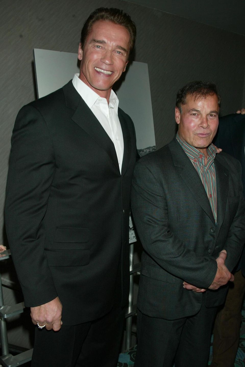 Arnold Schwarzenegger und sein verstorbener Freund Franco Columbu beim 25. Jubiläum der Bodybuilder-Dokumentation "Pumping Iron" in New York im Jahr 2002.