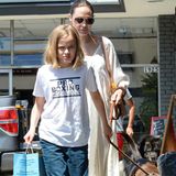 4. August 2019  Angelina Jolie ist mit ihren Kindern, hier Tochter Vivienne, häufig in einer Zoohandlung in L.A. einkaufen, der Familienhund will schließlich gut versorgt sein.