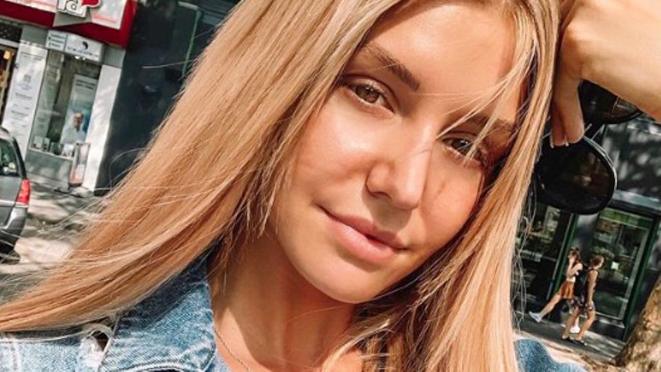 Ex-"Bachelorette" Gerda Lewis: Nur wenige Tage vor Ausstrahlung des Bachelorette-Finales zeigt sich Gerda Lewis auf Instagram mit einer neuen Haarfarbe. Ihre beinahe schon weißblonden Haare haben nun einen deutlich natürlicheren Blondton, der einen leichten Orangestich aufweist. Neuer Look, neues Kapitel? Nur wenige Tage vor Ausstrahlung des Bachelorette-Finales zeigt sich Gerda Lewis auf Instagram mit einer neuen Haarfarbe. Ihre beinahe schon weißblonden Haare haben nun einen deutlich natürlicheren Blondton, der einen leichten Orangestich aufweist. Neuer Look, neues Kapitel?