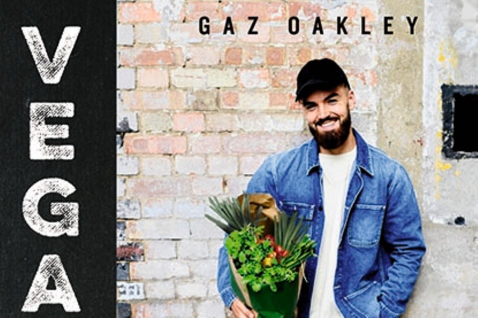 Gourmet: Gaz Oakley, Koch und Gründer des Food-Blogs „Avant Garde Vegan“, gilt als Shootingstar der britischen Vegan-Szene. In seinem Kochbuch-Debüt präsentiert er 100 innovative und farbenfrohe fleischfreie Gerichte von „Chorizo“-Chili-Dogs bis Minze-Matcha-Eiscreme. („Vegan 100“, Unimedica im Narayana Verlag, 224 S., 24,80 Euro) Gaz Oakley, Koch und Gründer des Food-Blogs „Avant Garde Vegan“, gilt als Shootingstar der britischen Vegan-Szene. In seinem Kochbuch-Debüt präsentiert er 100 innovative und farbenfrohe fleischfreie Gerichte von „Chorizo“-Chili-Dogs bis Minze-Matcha-Eiscreme. („Vegan 100“, Unimedica im Narayana Verlag, 224 S., 24,80 Euro)