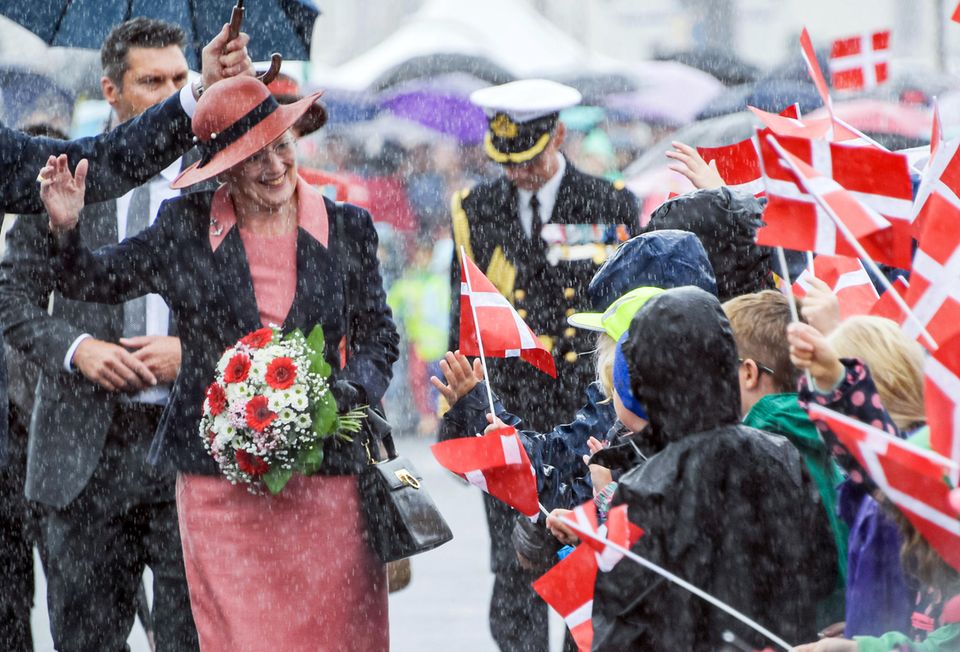 3. September 2019 Mit guter Laune trotzt Dänemarks Königin Margrethe dem schlechten Wetter. Während ihres Besuches in Schleswig-Holstein wird sie im strömenden Regen von Schulkindern der dänischen Minderheit begrüßt. 3. September 2019 Mit guter Laune trotzt Dänemarks Königin Margrethe dem schlechten Wetter. Während ihres Besuches in Schleswig-Holstein wird sie im strömenden Regen von Schulkindern der dänischen Minderheit begrüßt.