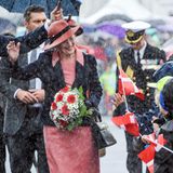 3. September 2019  Mit guter Laune trotzt Dänemarks Königin Margrethe dem schlechten Wetter. Während ihres Besuches in Schleswig-Holstein wird sie im strömenden Regen von Schulkindern der dänischen Minderheit begrüßt.