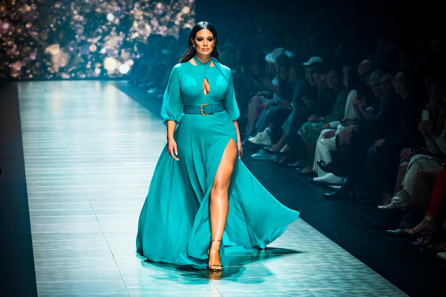 Plus-Size-Mode, Ashley Graham auf dem Laufsteg in blauem Kleid
