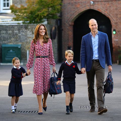 Prinzessin Charlotte wird von Papa William, Mama Kate und Bruder George zur Thomas's Battersea Schule