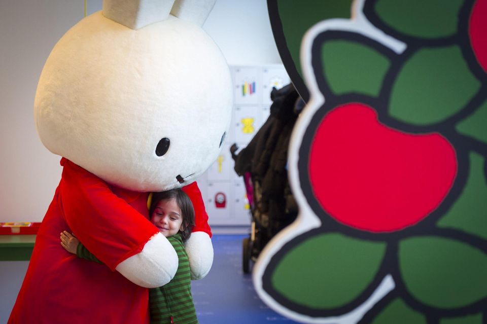 Prinz Harry besucht Amsterdam: Kinder lieben Hase Miffy. Kinder lieben Hase Miffy.