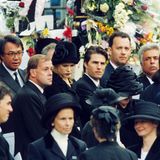 Prinzessin Diana pflegte Beziehungen in alle gesellschaftlichen Bereiche - auch in die des Showbiz'. Und so sind auch Tom Cruise und Nicole Kidman (daneben wieder Tom Hanks) nach London gereist, um der Prinzessin ihre letzte Ehre zu erweisen.