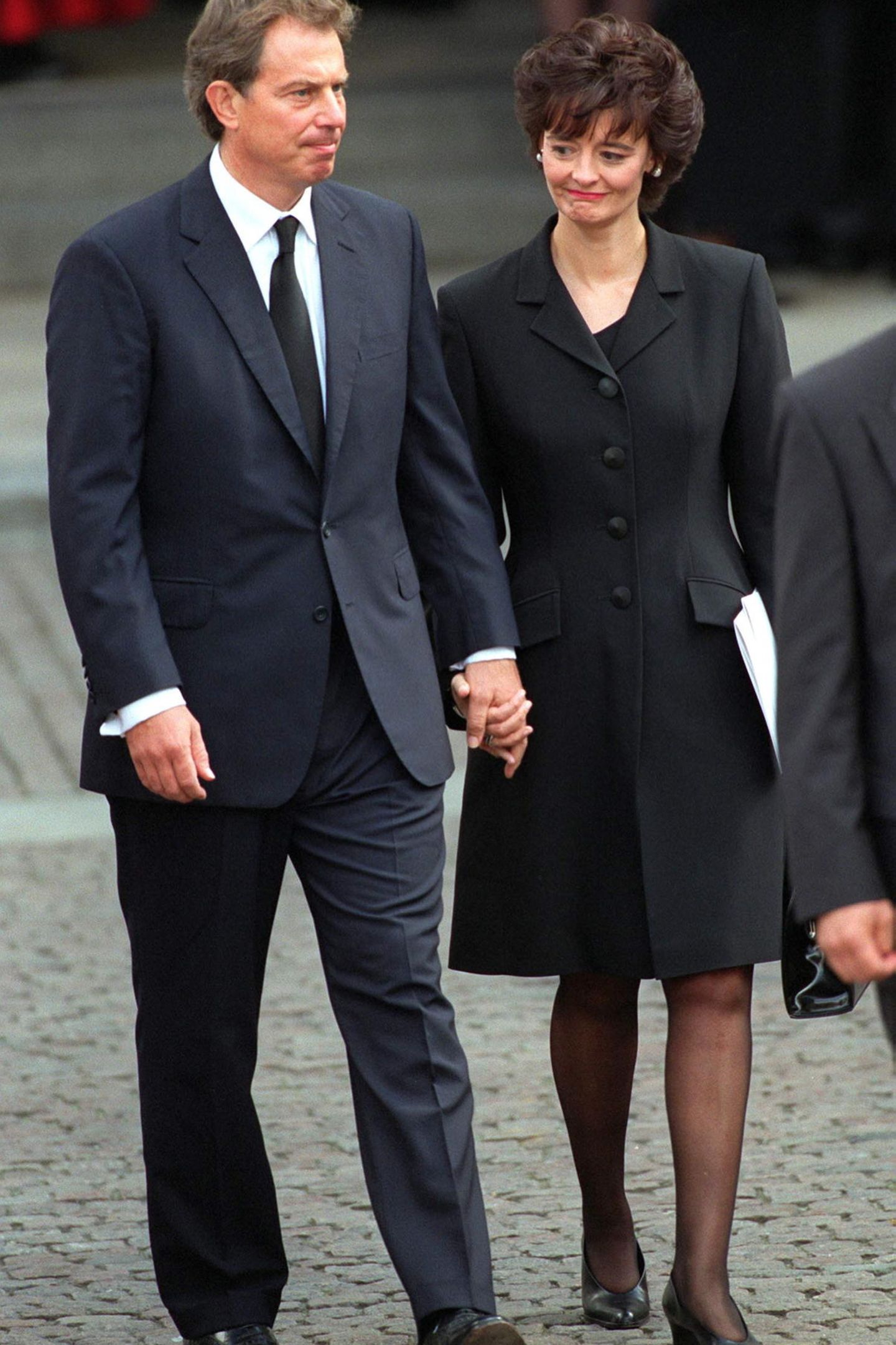 Ebenfalls unter den Gästen: Tony Blair und seine Ehefrau Cherie. Blair ist erst einige Wochen im Amt des Premierministers, als Diana stirb -  und sieht sich zugleich mit einer der größten Herausforderungen seiner Karriere konfrontiert: dem Krisenmanagement zwischen der schweigenden Queen auf Schloss Balmoral und dem verärgerten Volk in London. Mit Erfolg: Einen Tag zuvor, am 5. September, hatte die Queen mit einer berührenden Rede an die Nation die Wogen geglättet. 