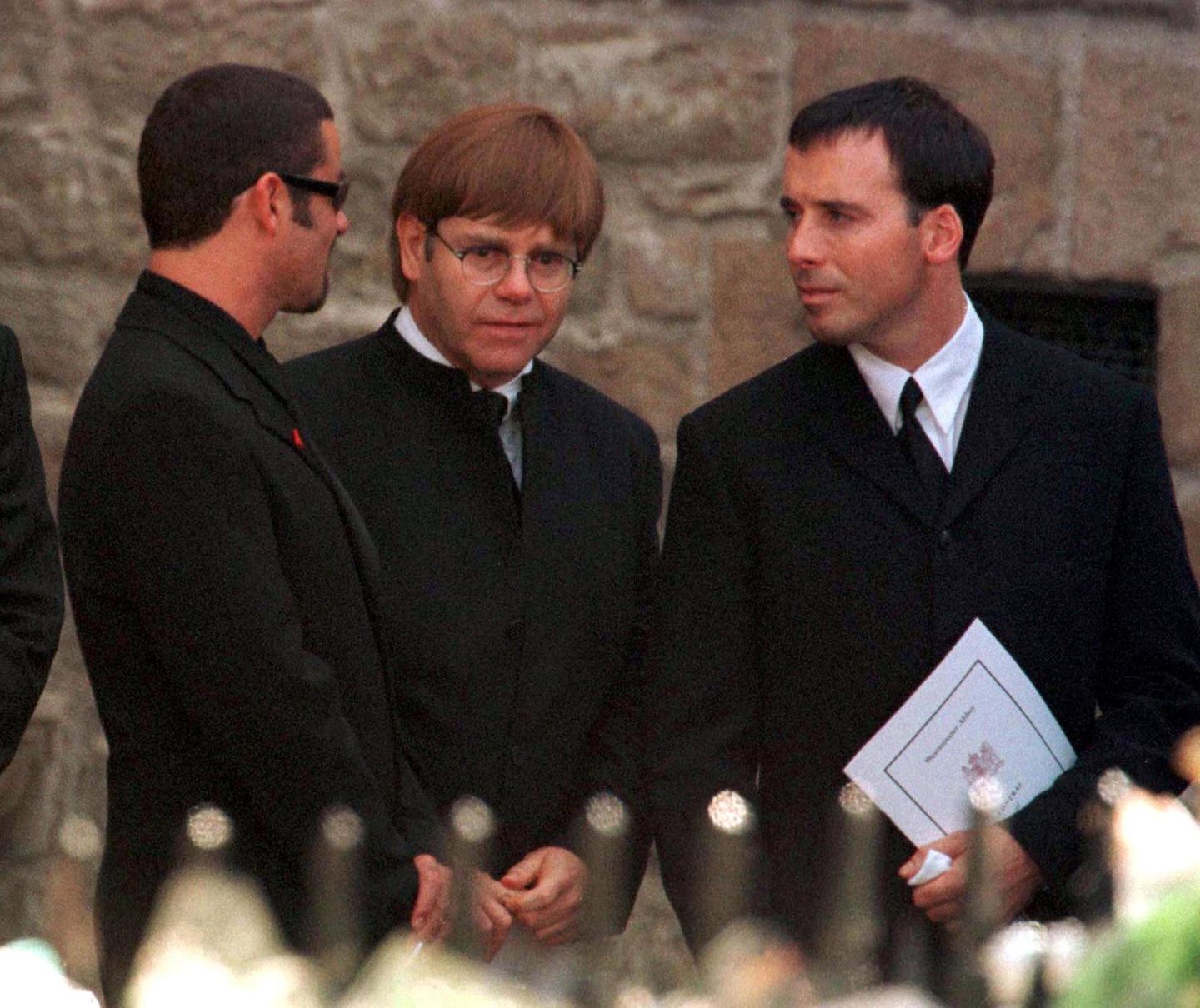 Sänger George Michael, Pop-Star Elton John und dessen Lebensgefährte David Furnish erweisen Diana die letzte Ehre.