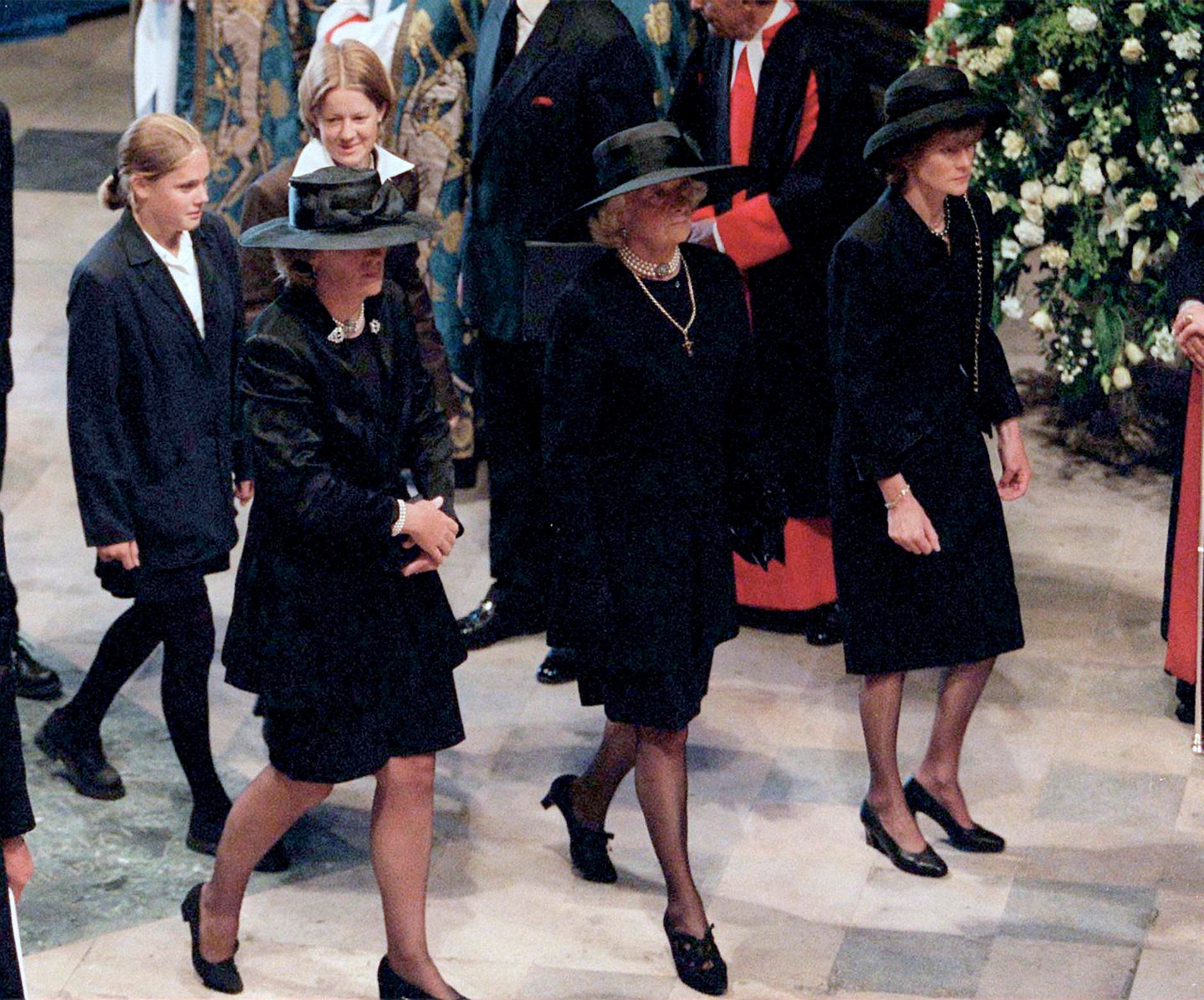 Die Familie von Diana betritt die Kirche (v.l.n.r.): ihre Schwester Jane Fellowes, ihre Mutter Frances Shand-Kydd und ihre Schwester Lady Sarah Mccorquodale. Hinter ihnen gehen Dianas Nichten Eleanor und Laura Fellowes.