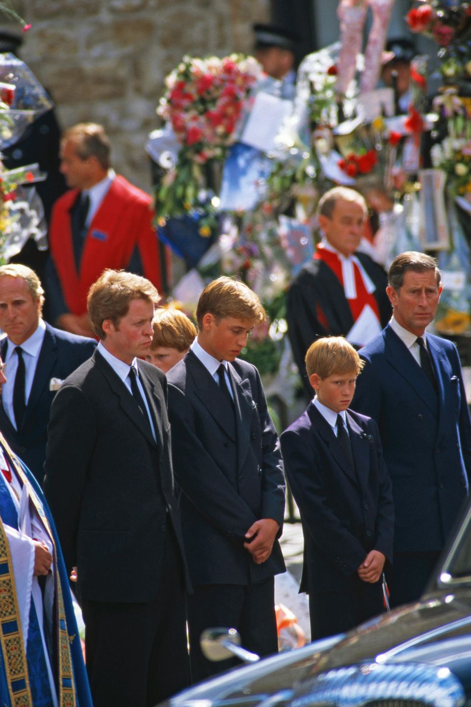 Ein Foto, das Herzen auf der ganzen Welt bricht: Prinz William und Prinz Harry stehen, flankiert von ihrem Onkel Charles Earl Spencer und ihrem Vater Prinz Charles, vor dem Sarg ihrer Mutter Prinzessin Diana. 