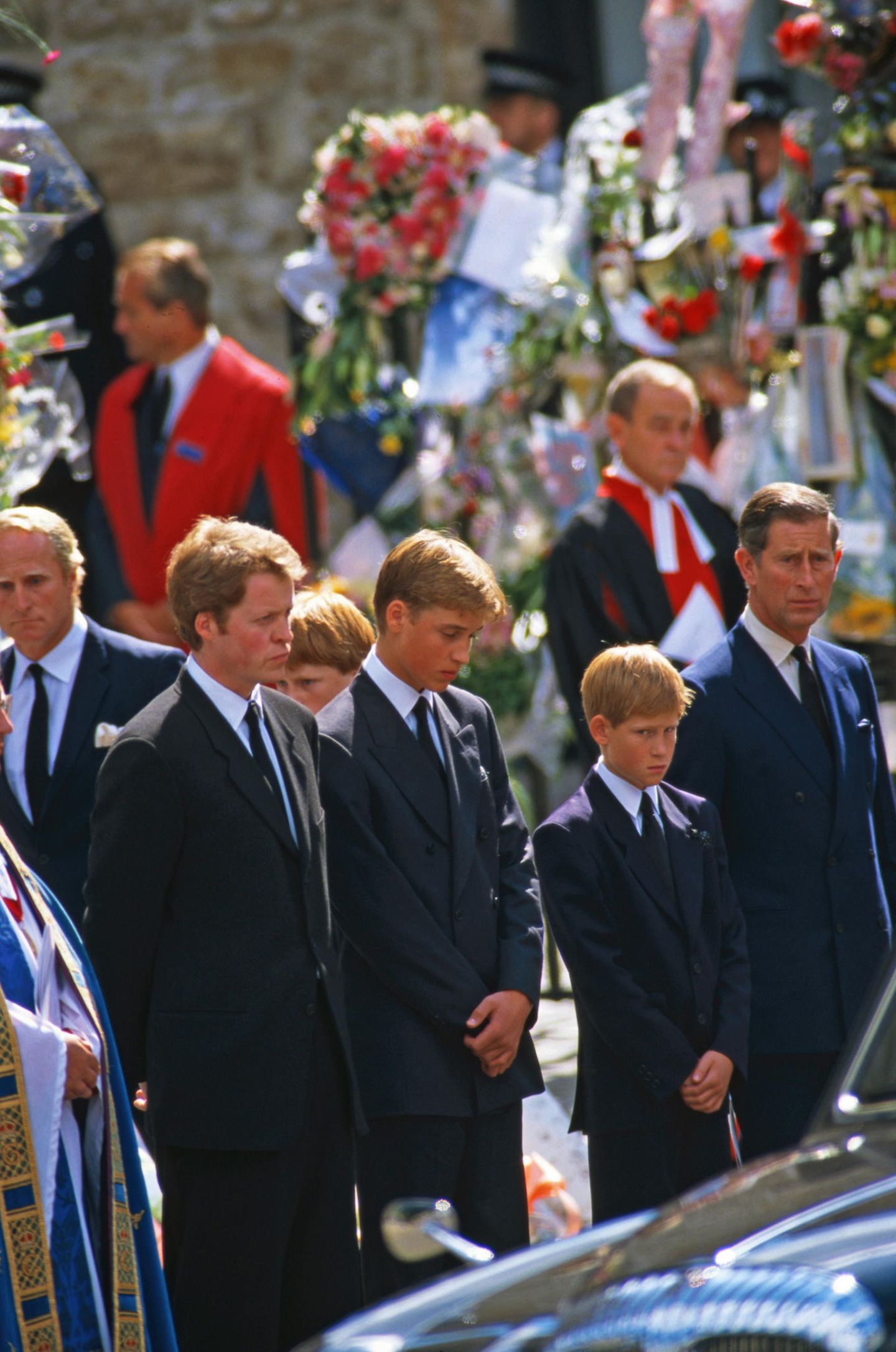 Ein Foto, das Herzen auf der ganzen Welt bricht: Prinz William und Prinz Harry stehen, flankiert von ihrem Onkel Charles Earl Spencer und ihrem Vater Prinz Charles, vor dem Sarg ihrer Mutter Prinzessin Diana. 