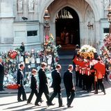 Dianas Sarg kommt an der Westminster Abbey an. 2000 Menschen haben sich dort für den Trauergottesdienst versammelt; unter ihnen Familienmitglieder und Freunde Dianas sowie Staatsoberhäupter, Politiker und internationale Berühmtheiten. 70 Minuten, von 11 Uhr bis 12.10 Uhr Londoner-Zeit, dauert die Abschiedszeremonie.