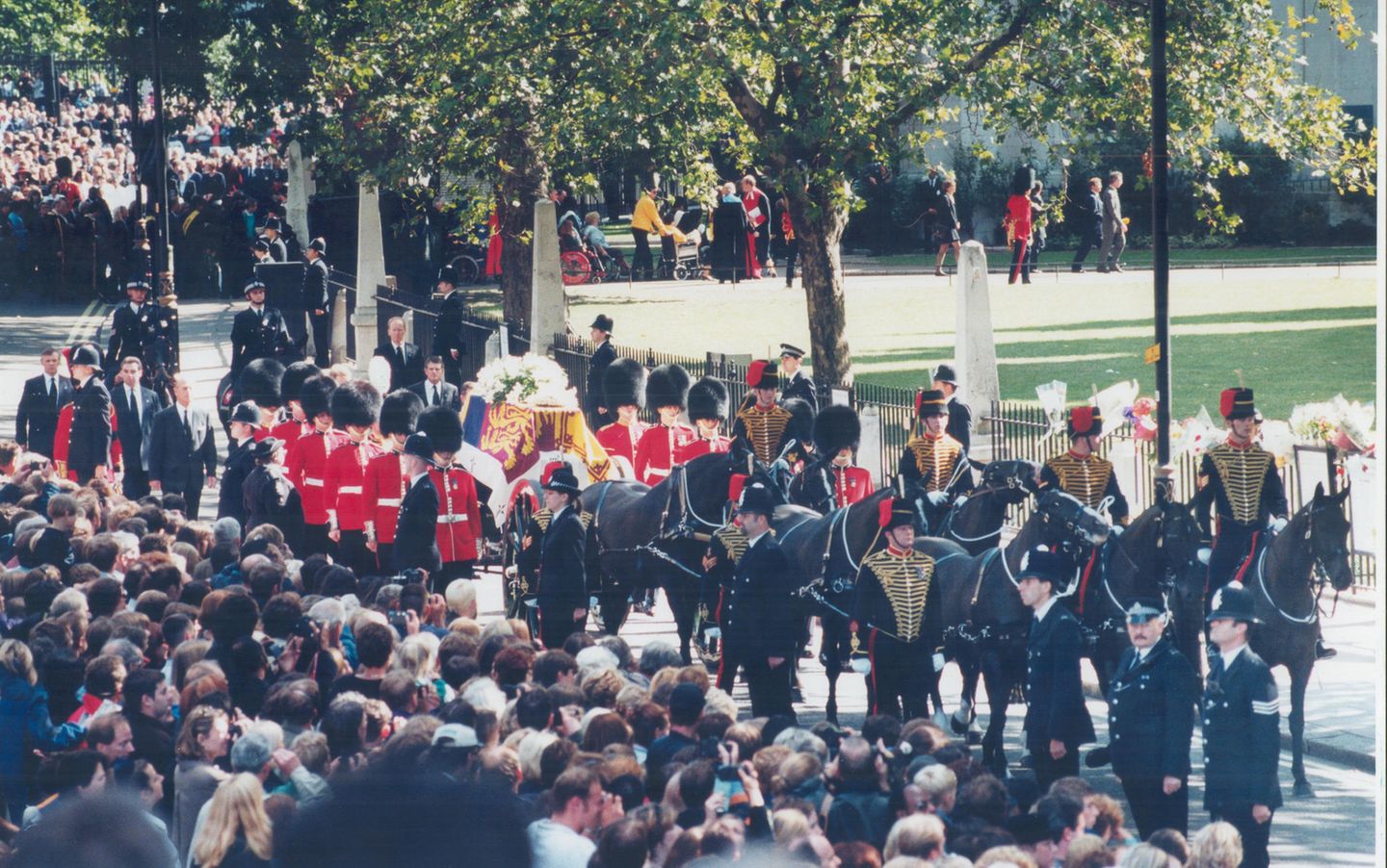 Der Wunsch der Familie Spencer und auch der Queen war es gewesen, Dianas Trauerfeier privat abzuhalten. Doch am Ende war das Ausmaß der öffentlichen Anteilnahme zu gewaltig, um diesen Plan umzusetzen. Dianas Trauerfeier und Beerdigung waren jedoch kein Staatsbegräbnis, sondern eine Zeremonie nach royalem Protokoll. Als Vorlage diente ein Trauerfeierplan, der für Queen Mum entwickelt wurde. 