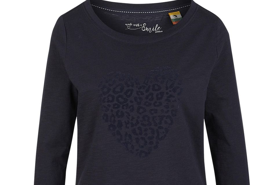 Nachhaltige Must Haves: Nachhaltige Basics, wie das Shirt von s.Oliver, sind Must-Haves für trend- und umweltbewusste Fashionistas. Kollegin Lara findet: Gut für den Style, noch besser fürs Gewissen. Nachhaltige Basics, wie das Shirt von s.Oliver, sind Must-Haves für trend- und umweltbewusste Fashionistas. Kollegin Lara findet: Gut für den Style, noch besser fürs Gewissen.