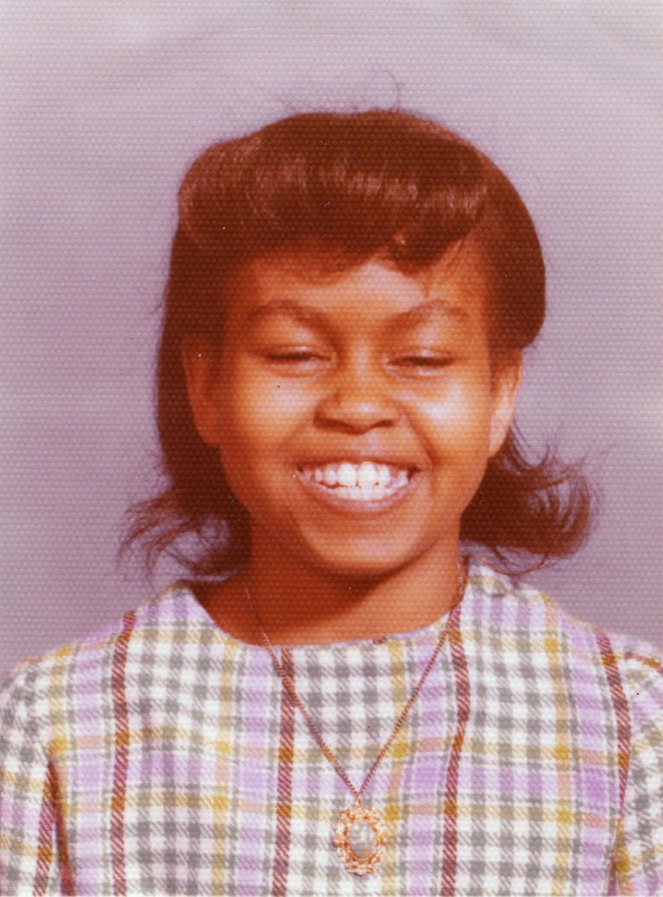 Michelle Obama Michelle Obama teilt ein süßes Foto aus ihren frühen Schultagen in Chicago. Ponyfransen fallen ihr ins Gesicht, und schon damals hat sie ein fröhliches, ansteckendes Lachen. Damals ahnt sie noch nicht, dass sie einmal die First Lady der Vereinigten Staaten von Amerika werden sollte. Michelle Obama Michelle Obama teilt ein süßes Foto aus ihren frühen Schultagen in Chicago. Ponyfransen fallen ihr ins Gesicht, und schon damals hat sie ein fröhliches, ansteckendes Lachen. Damals ahnt sie noch nicht, dass sie einmal die First Lady der Vereinigten Staaten von Amerika werden sollte.