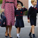 Ein aufregender Tag für Prinzessin Charlotte: Am Tag ihrer Einschulung an der "Thomas's Battersea"-Privatschule Anfang September 2019 wirkt die 4-Jährige noch etwas verunsichert in ihrer blauen Schuluniform. Die steht ihr aber hervorragend.