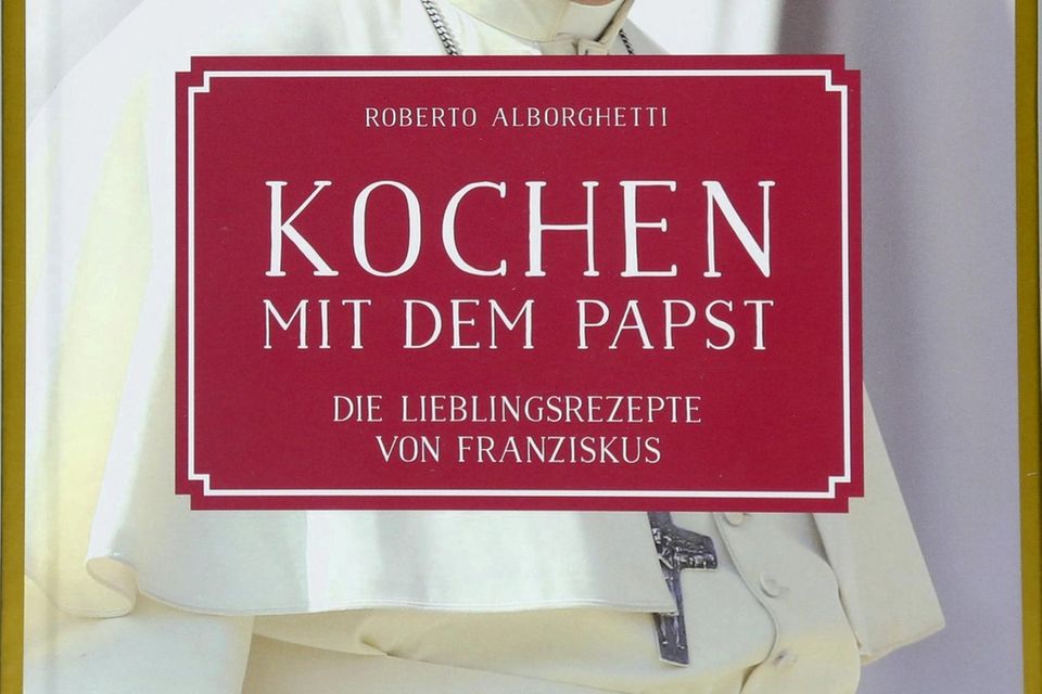 Papst Franziskus hat nicht nur ein Diplom zum Lebensmittelchemiker gemacht, sondern auch immer gern gekocht. Biograf Roberto Alborghetti hat die Lieblingsrezepte des Pontifex zusammengetragen und mit familiären Anekdoten gespickt. („Kochen mit dem Papst“, Südwest Verlag, 208 S., 25 Euro) 