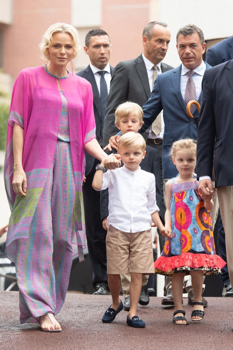 Zum traditionellen monegassischen Sommerpicknick erscheinen Fürstin Charlène und Fürst Albert mit den Zwillingen, die ganz schön groß geworden sind! An den Händen von Mama und Papa schauen sie etwas schüchtern. Fürstin Charlène hingegen zieht in ihrem farbenfrohen Outfit selbstbewusst alle Blicke auf sich. 