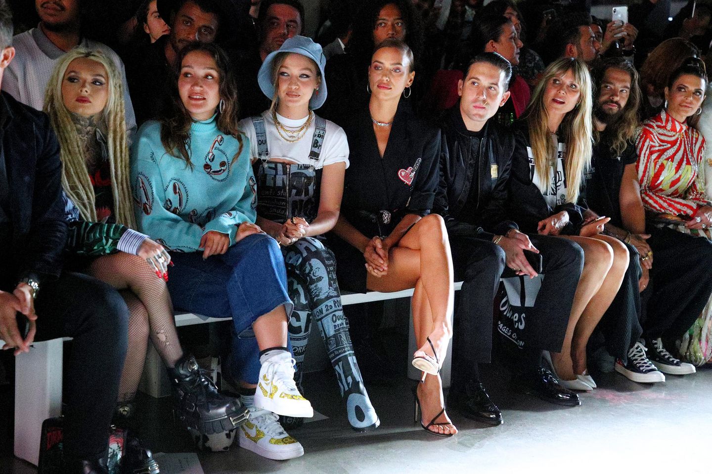 Die Promidichte der New Yorker Fashion Week ist hoch. In der Front Row bei Jeremy Scott nehmen unter anderem Gigi Hadid, Irina Shayk, Musiker G-Eazy, Heidi Klum und Tom Kaulitz Platz. 