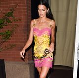Kendall Jenner wird in New York beim Verlassen ihres Hotels fotografiert. Das Model trägt ein kurzes Kleid mit pinken Spitzenapplikationen - filigrane Heels machen den Look perfekt. 