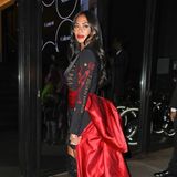 Nicole Scherzinger wirft elegant einen Blick über ihre Schulter, als sie bei der Show von Jeremy Scott ankommt. 