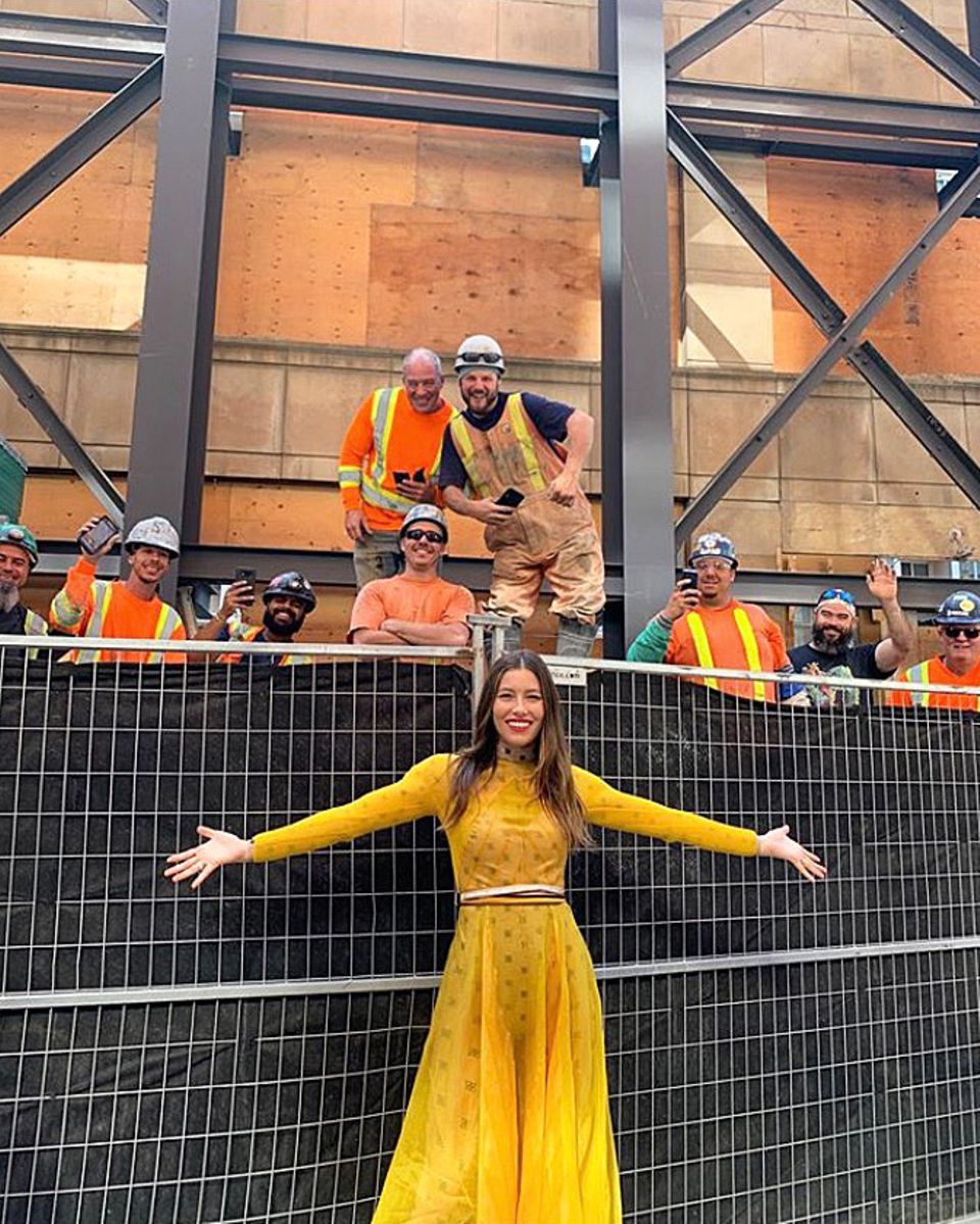 6. September 2019  Was für ein Empfangskomitee! Jessica Biel freut sich, mal wieder beim Filmfestival in Toronto zu sein und wird von einer ganzen Mannschaft Bauarbeiter auch gebührend willkommen geheißen.