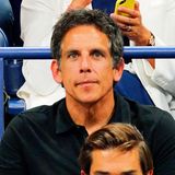 Tennis-Fan Ben Stiller schenkt dem Fotografen im Stadion einen direkten Blick in die Kamera.