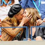 Cara Delevingne und Ashley Benson haben trotz des spannenden Finalspiels zwischen Serena Williams und der Kanadierin Bianca Andreescu noch Zeit für Küsse auf der VIP-Tribüne.