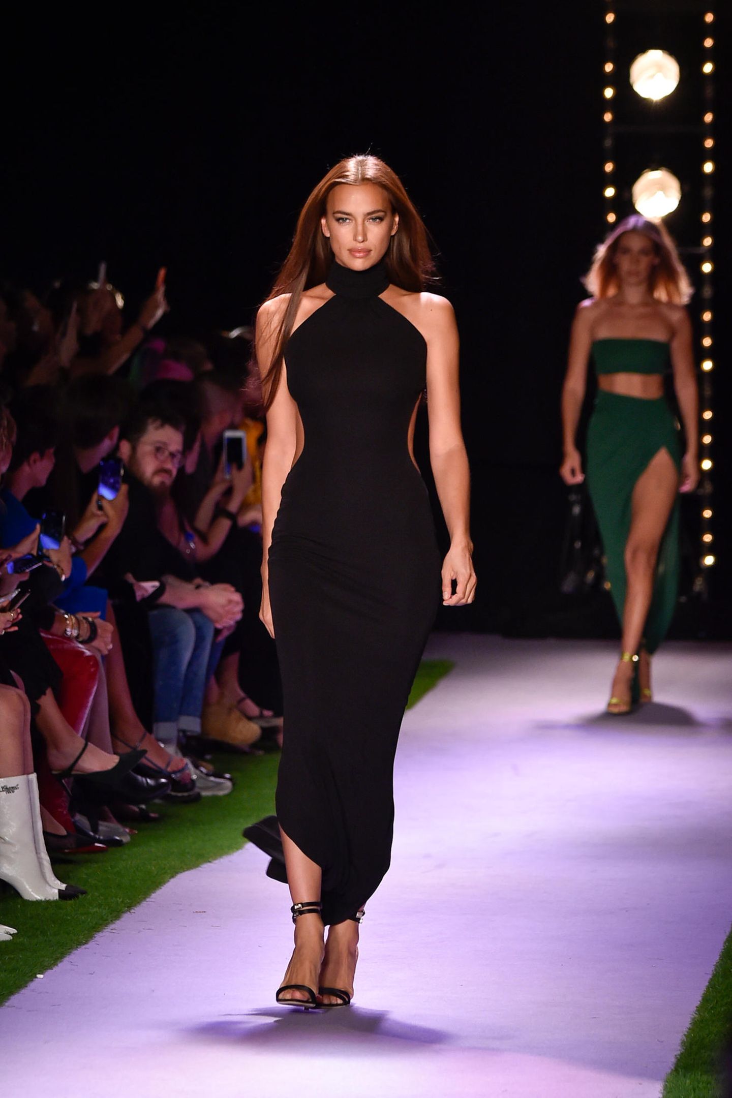 Für Irina Shayk ist die New Yorker Modewoche ein Heimspiel. Auf dem Laufsteg von Brandon Maxwell präsentiert sie eine klassische, schwarze Robe. 