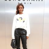 Liya Kebede erscheint in cooler Lederhose und Sweater zur Show von Longchamp. 