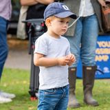 Shirt, Skinny-Jeans, Vans-Sneaker und dazu eine Cap mit dem Anfangsbuchstaben seines Namens – Prinz Oscar ist schon jetzt ein echter Fashion-Profi.