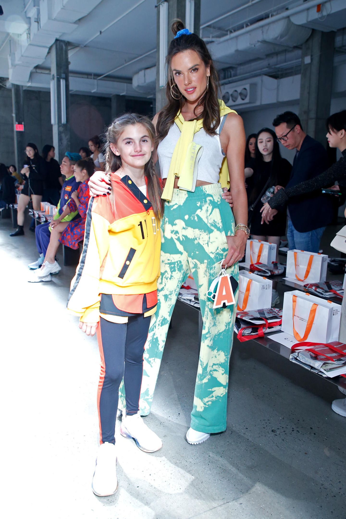 Was für ein sportliches Duo: Victoria's Secret Model Alessandra Ambrosio posiert mit ihrer elfjährigen Tochter Anja in Crop-Top und weit-geschnittener Gummizughose auf der Fashion Week in New York. Auch Anja mag es in Sachen Mode lässig. 