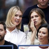 Supermodel Karlie Kloss verfolgt mit einer Freundin das spannende Match der Herren Nadal und Medwedew.