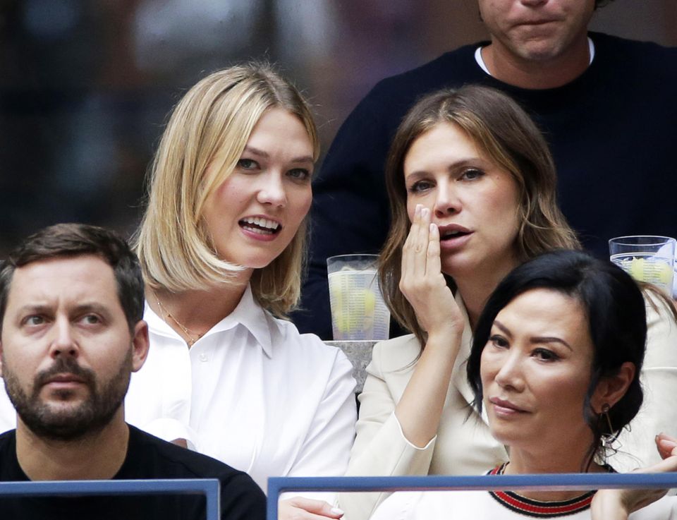 Supermodel Karlie Kloss verfolgt mit einer Freundin das spannende Match der Herren Nadal und Medwedew. Supermodel Karlie Kloss verfolgt mit einer Freundin das spannende Match der Herren Nadal und Medwedew.