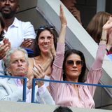 Auch Michael Douglas und Catherine Zeta Jones verfolgen begeistert die US-Open-Endpartie.