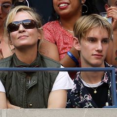 Hollywood-Star Uma Thurman verfolgt das Endspiel der US Open zwischen Rafael Nadal und Daniil Medvedew im Arthur Ashe Stadion. Der junge Mann an ihrer Seite ist nicht irgendwer, sondern ihr Sohn Levon aus ihrer Ehe mit Ethan Hawke.