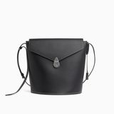 In dieser Tasche können Sie ihr Hab und Gut nicht nur stylisch herumtragen, sondern auch stylisch verschließen. Die kleine Bucket-Bag aus Leder mit Schloss ist Teil der neuen "Unlocked in #mycalvin"-Kampagne mit Irina Shayk. Von Calvin Klein, 199,90 Euro