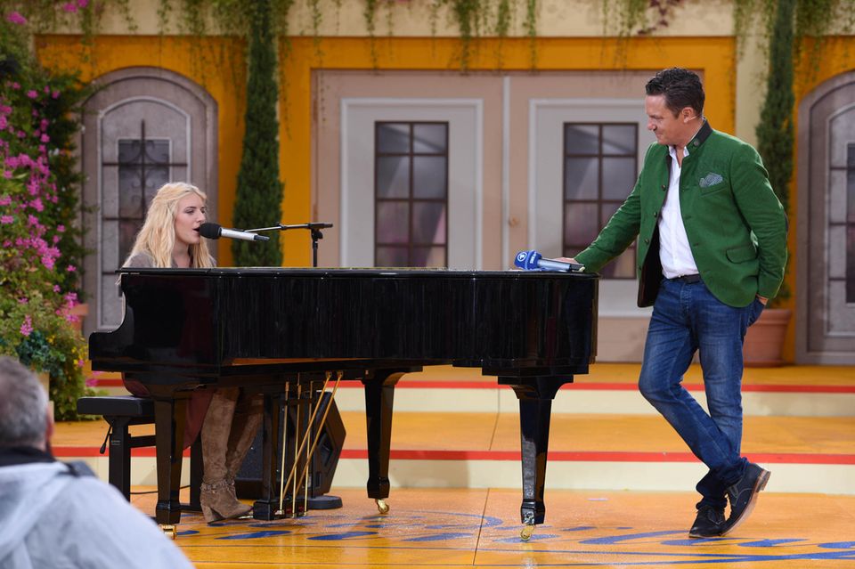 Johanna Mross performt "Angels" von Robbie Williams für Papa Stefan.