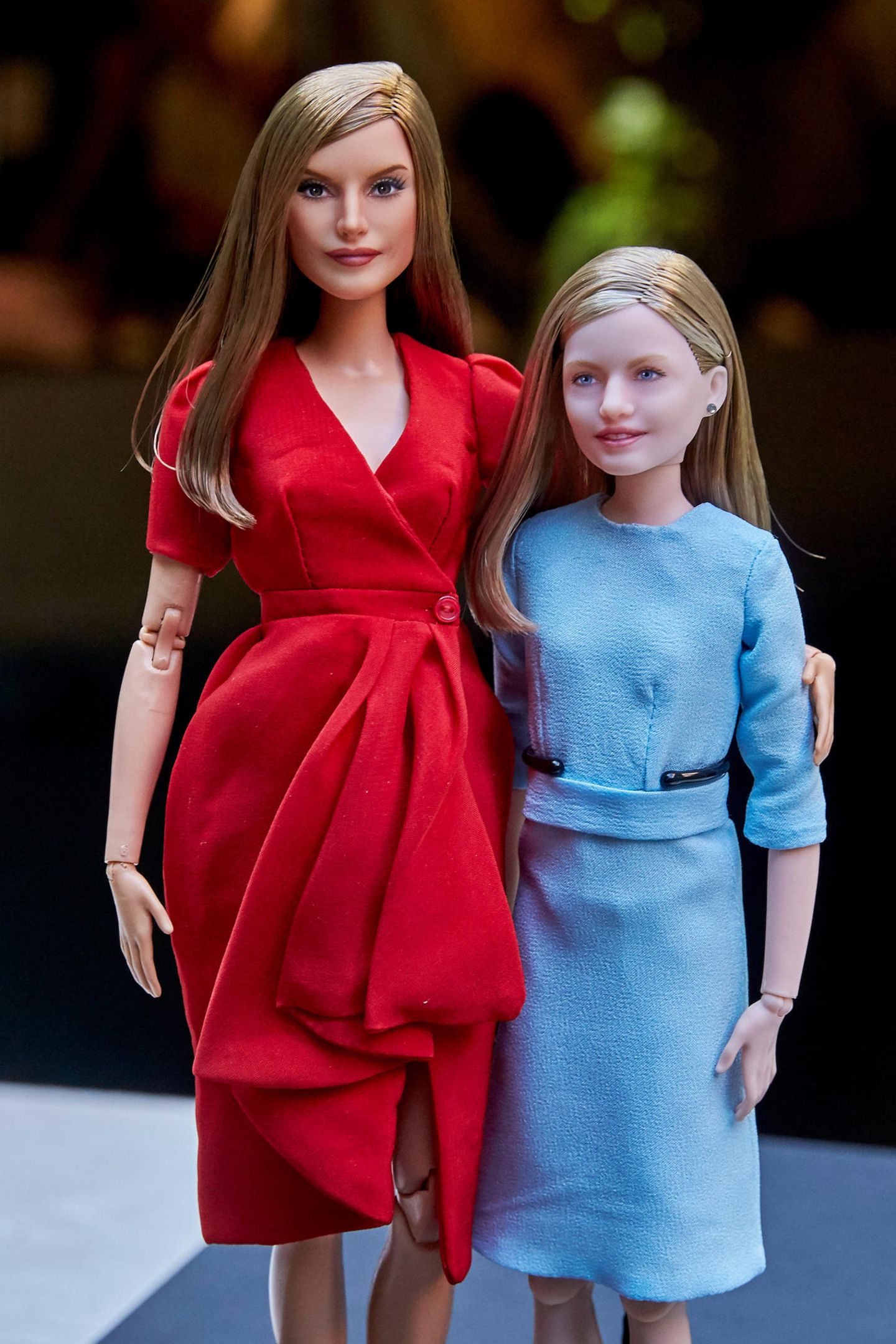 Königlicher "Nachwuchs" wurde auf der "Madrid Fashion Doll Show" vorgestellt: Königin Letizia und Tochter Prinzessin Leonor gibt es nun im "Barbie"-Format. Einen ganz so eleganten Auftritt wie die Originale können die beiden Plastik-Damen dann aber doch nicht hinlegen.