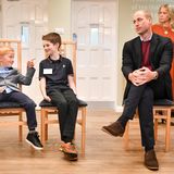 9. September 2019  Prinz William ist zu Besuch bei der Stiftung "The Fire Fighters Charity" in Devon. Während er dem Vortrag über die gemeinnützige Organisation für Feuerwehrleute lauscht, sind seine kleinen Sitznachbarn zu Späßen aufgelegt.
